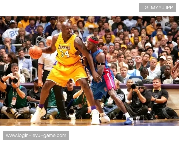 斯蒂芬·卡斯尔无球切入拉开防线，比肩库里更偏突破